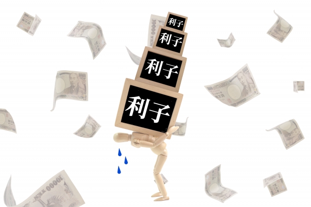 お金を手に頭を抱える。多摩市で債務整理の無料相談が弁護士にできます